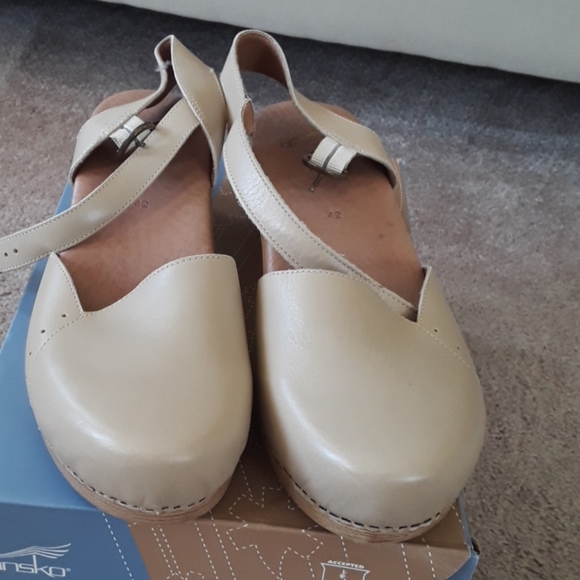 Dansko Shoes - 🌲NWT sand colored dansko size 42